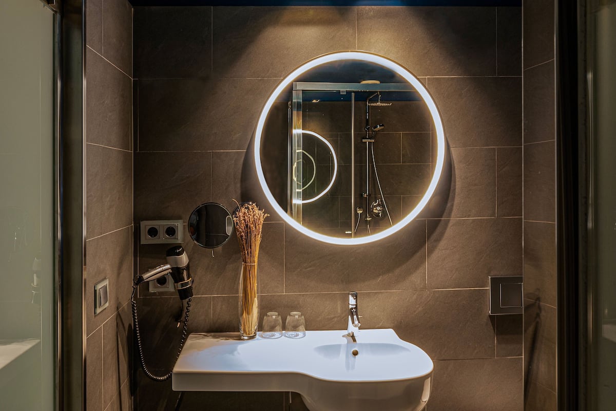 Dusche, kostenlose Toilettenartikel, Haartrockner, Hausschuhe