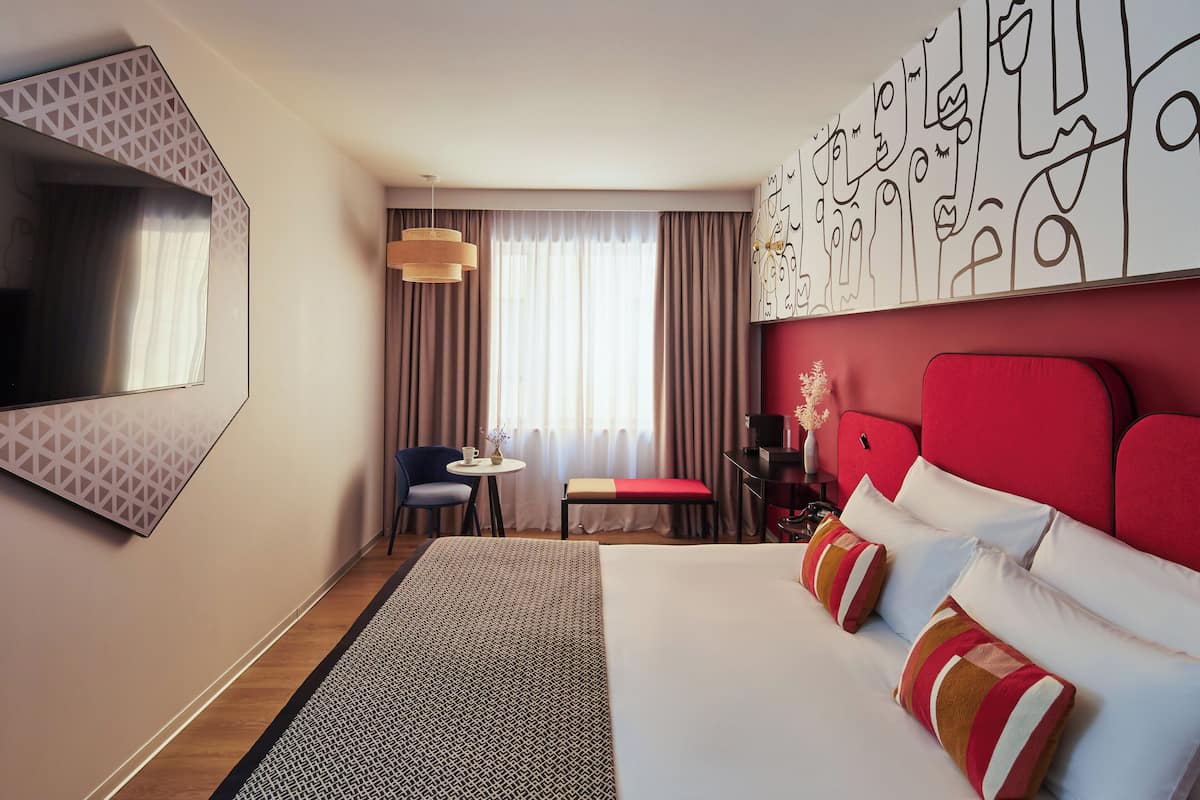 Premium Room, 1 King Bed, Accessible | 1 bedroom, minibar, in-room safe, desk