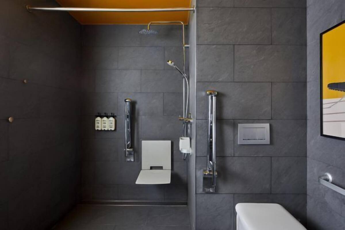 Douche, articles de toilette gratuits, sèche-cheveux, chaussons