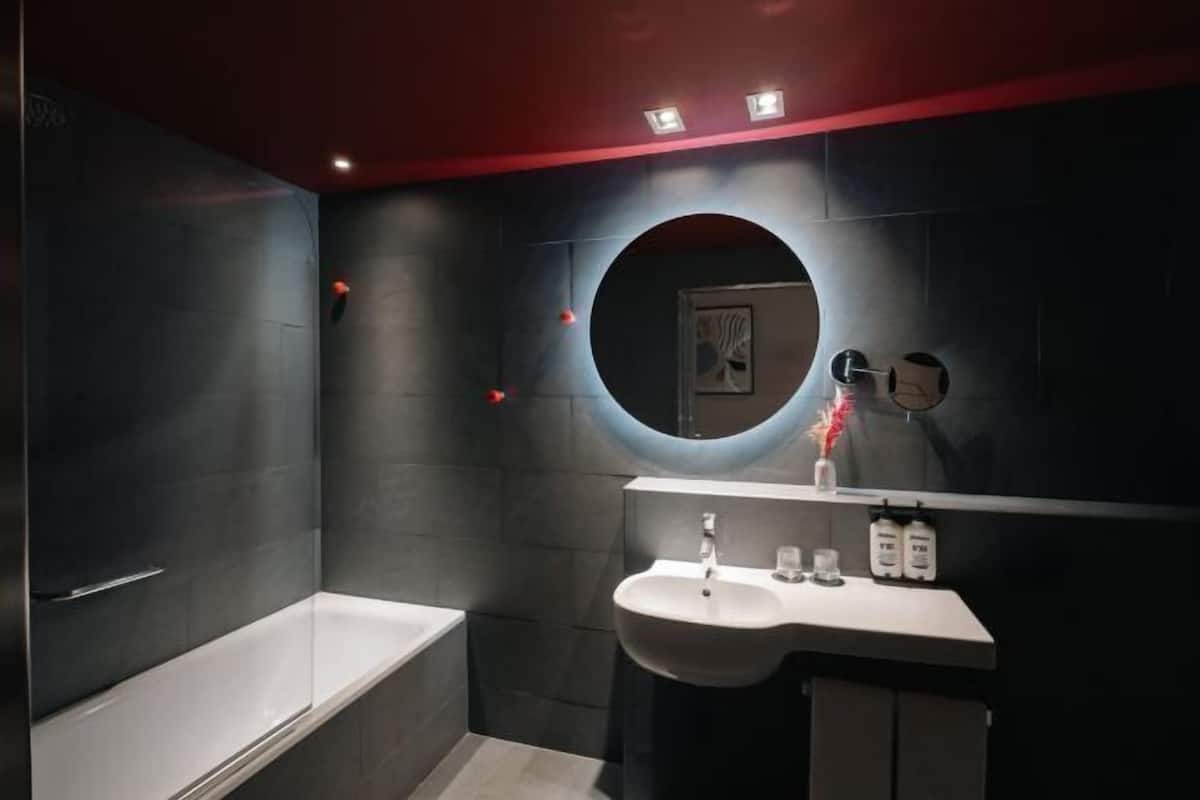 Douche, articles de toilette gratuits, sèche-cheveux, chaussons