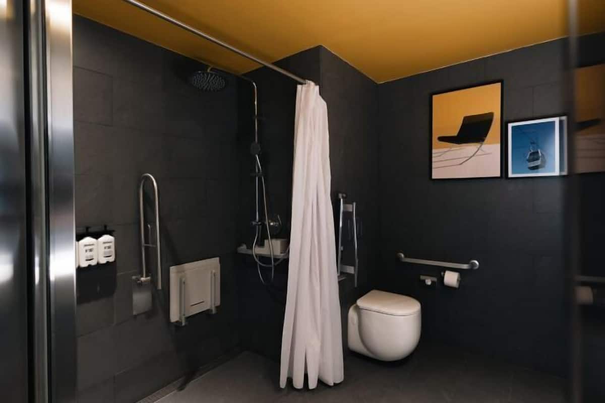 Douche, articles de toilette gratuits, sèche-cheveux, chaussons