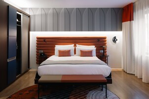 Standard Room, 1 King Bed | Minibar, in-room safe, desk, laptop workspace