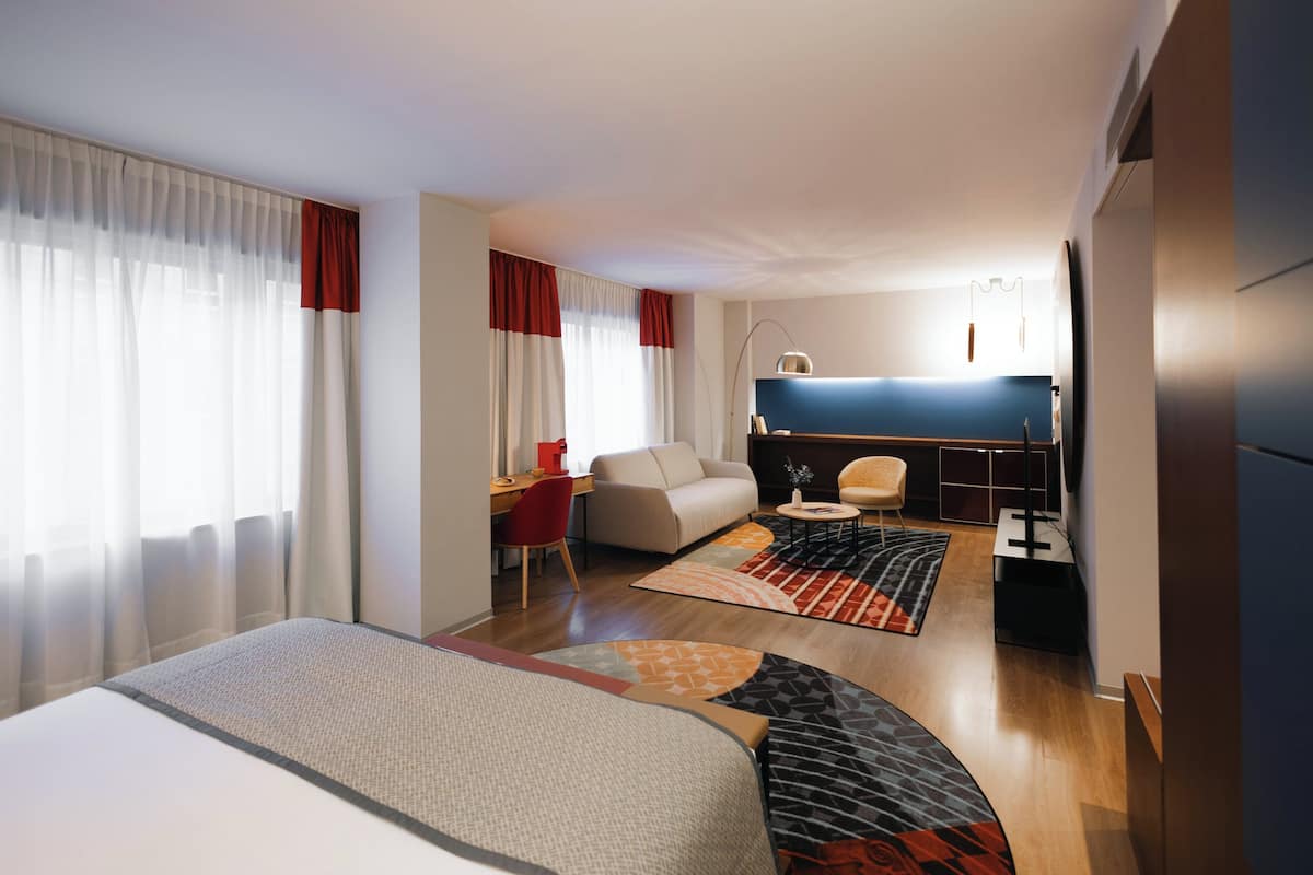Suite, 1 cama King size | Minibar, caja de seguridad en la habitación y escritorio 