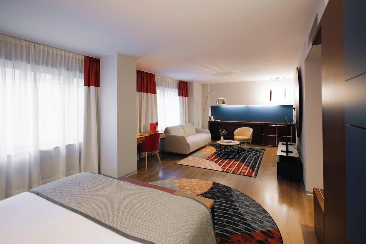 Minibar, in-room safe, desk, laptop workspace