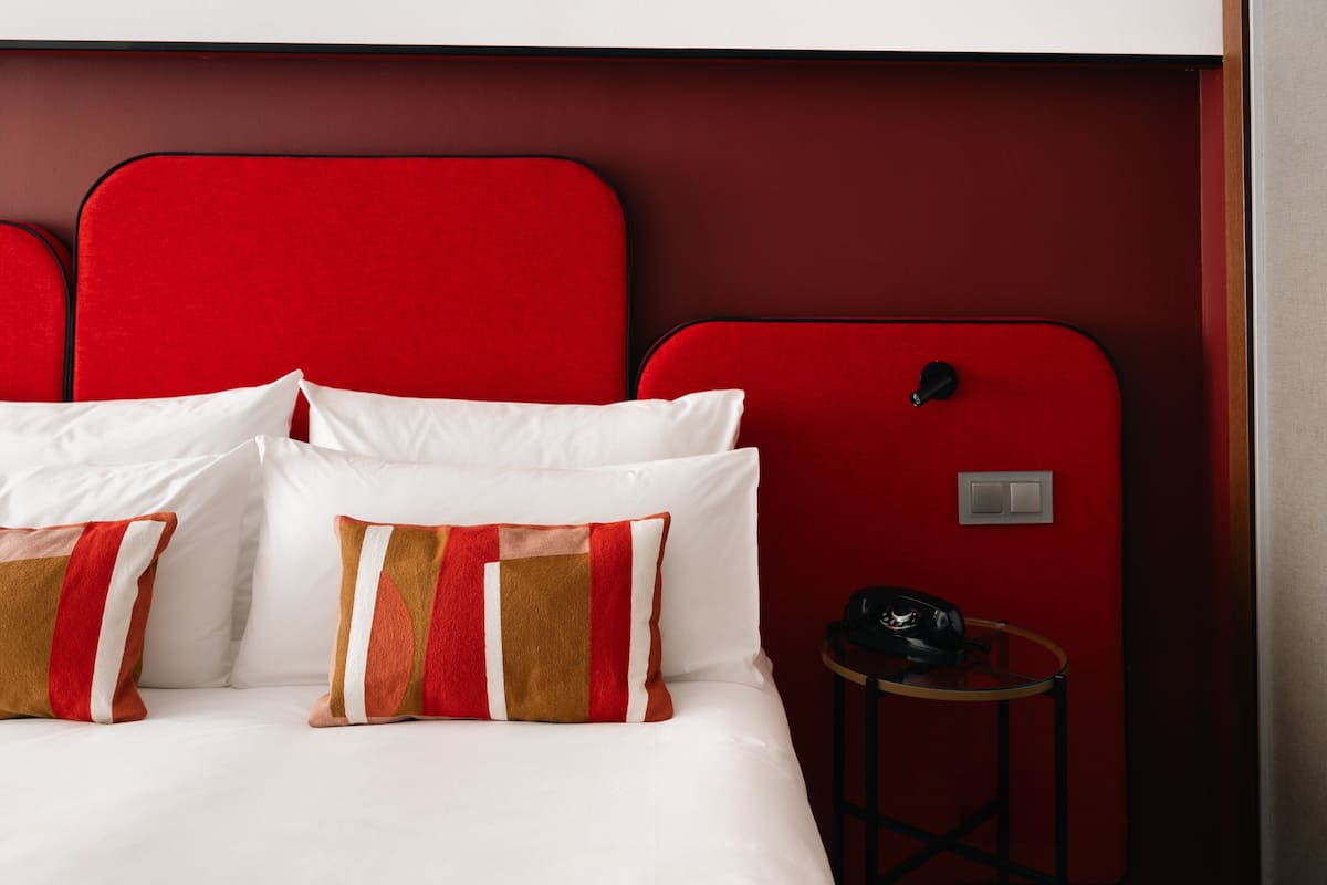 Standard Room, 1 Queen Bed | Minibar, in-room safe, desk, laptop workspace