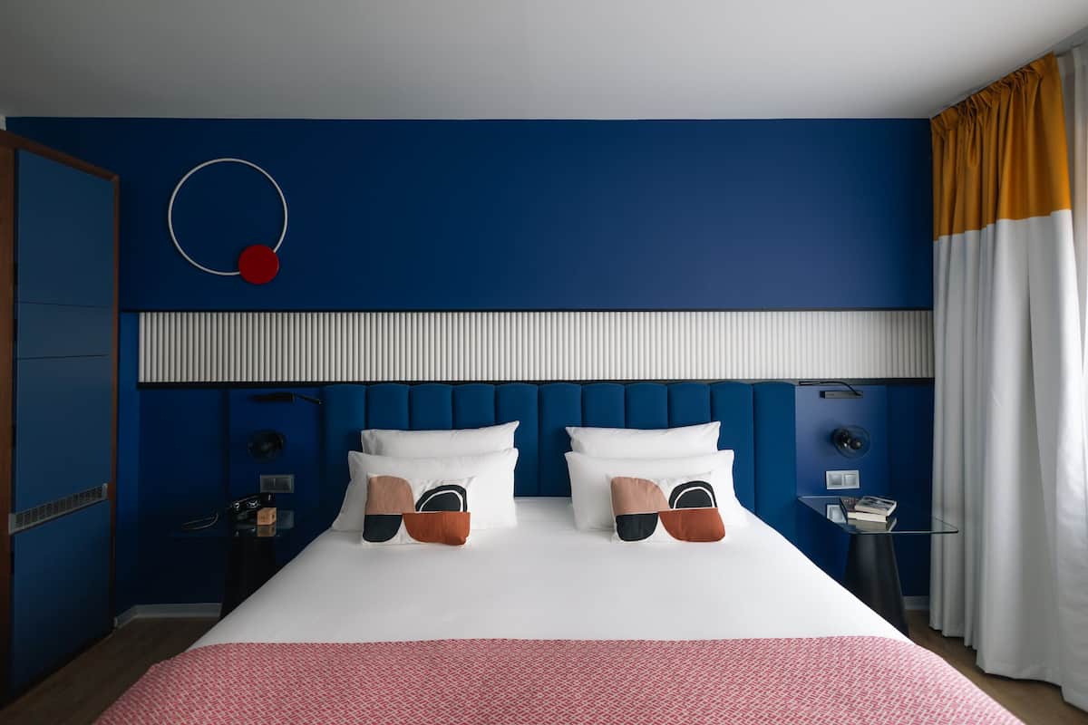 Premium Room, 1 Queen Bed, Accessible | 1 bedroom, minibar, in-room safe, desk
