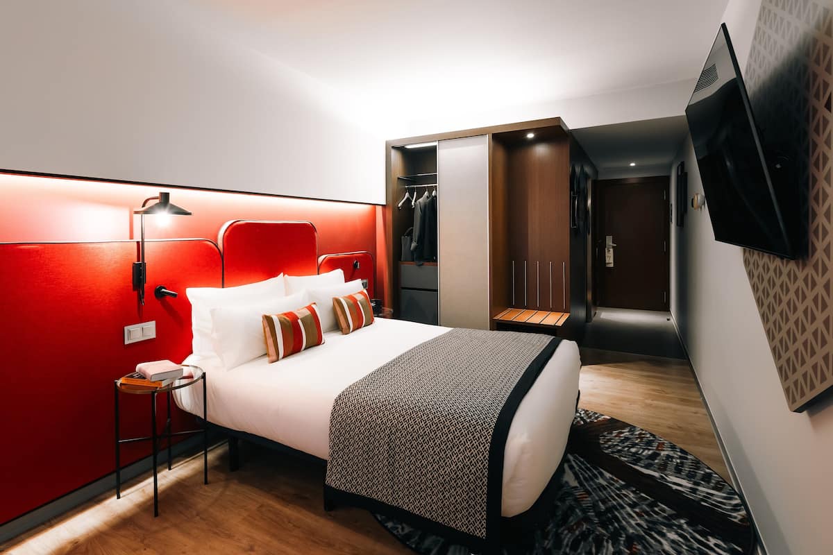 Premium-rum - 1 queensize-säng | 1 sovrum, minibar, värdeförvaringsskåp på rummet och skrivbord