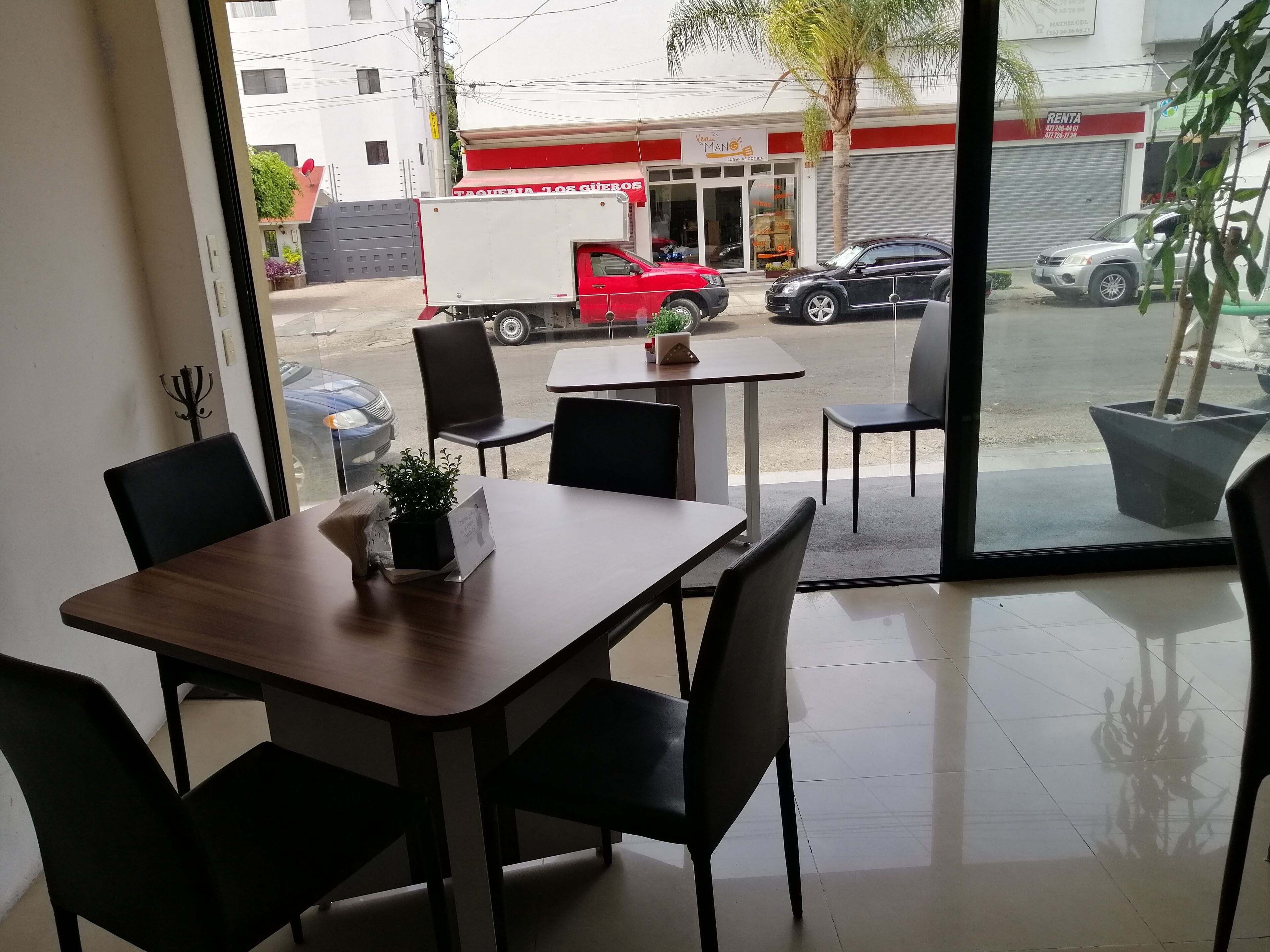 Daily continental breakfast (MXN 125 per person)