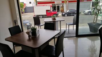 Desayuno continental (MXN 125 por persona)