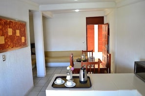 Premium Suite | Living area | 20-inch flat-screen TV with cable channels, TV - Hotel Campestre Inn (León)