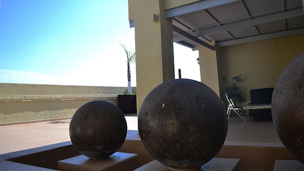 Outdoor sculptures on a terrace with a clear sky. - Hotel Campestre Inn (León)