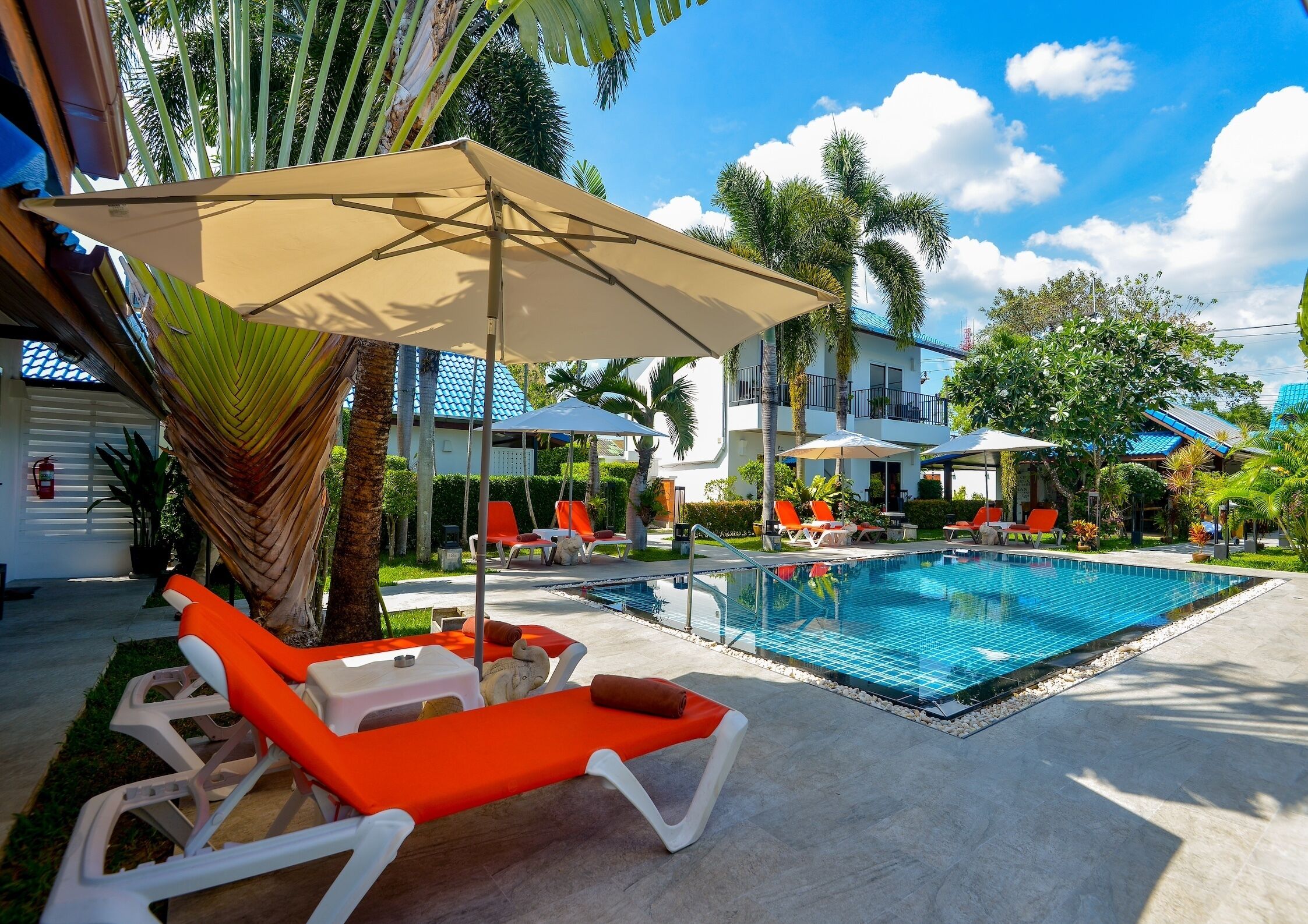 สระว่ายน้ำกลางแจ้ง
