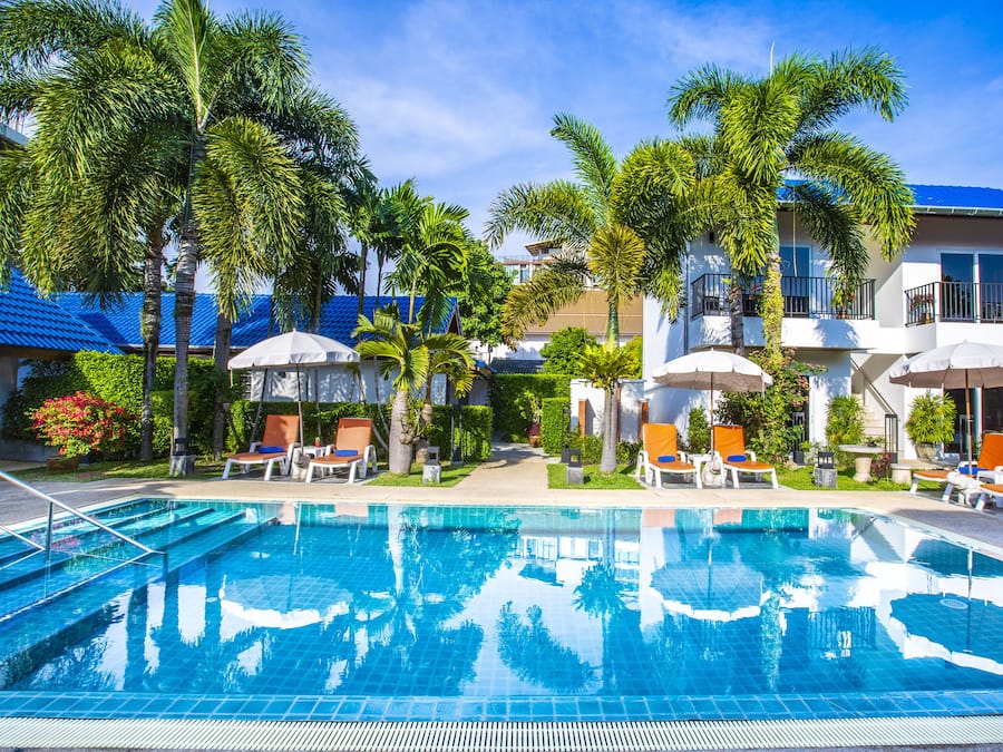 Piscina externa, guarda-sóis, espreguiçadeiras