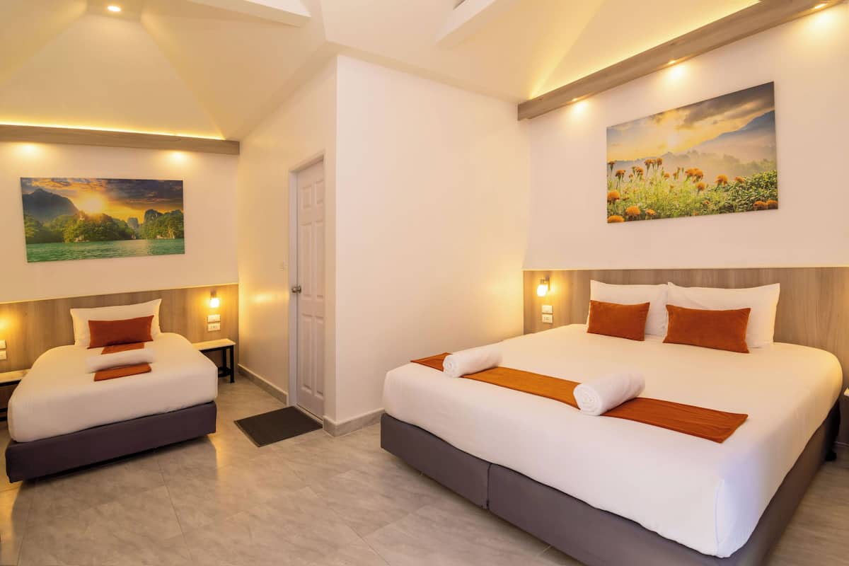 Superior Triple Room | Minibar, in-room safe, blackout drapes, soundproofing