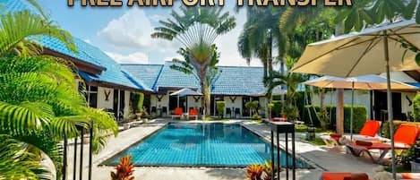 Außenpool, Sonnenschirme, Liegestühle