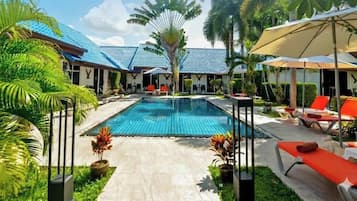 Udendørs pool, parasoller, liggestole