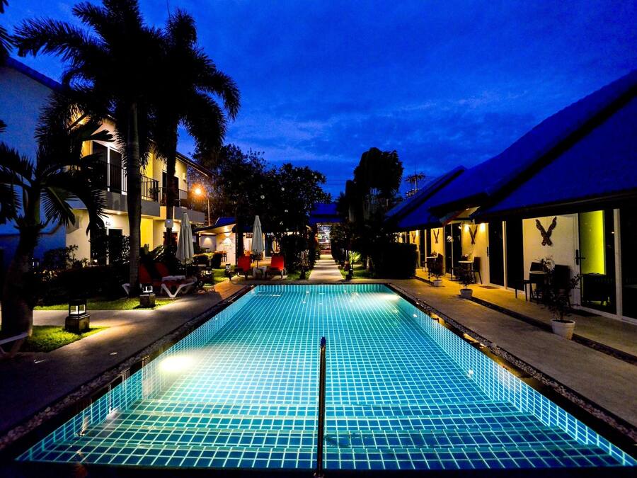 Majoituspaikan julkisivu illalla/yöllÀ