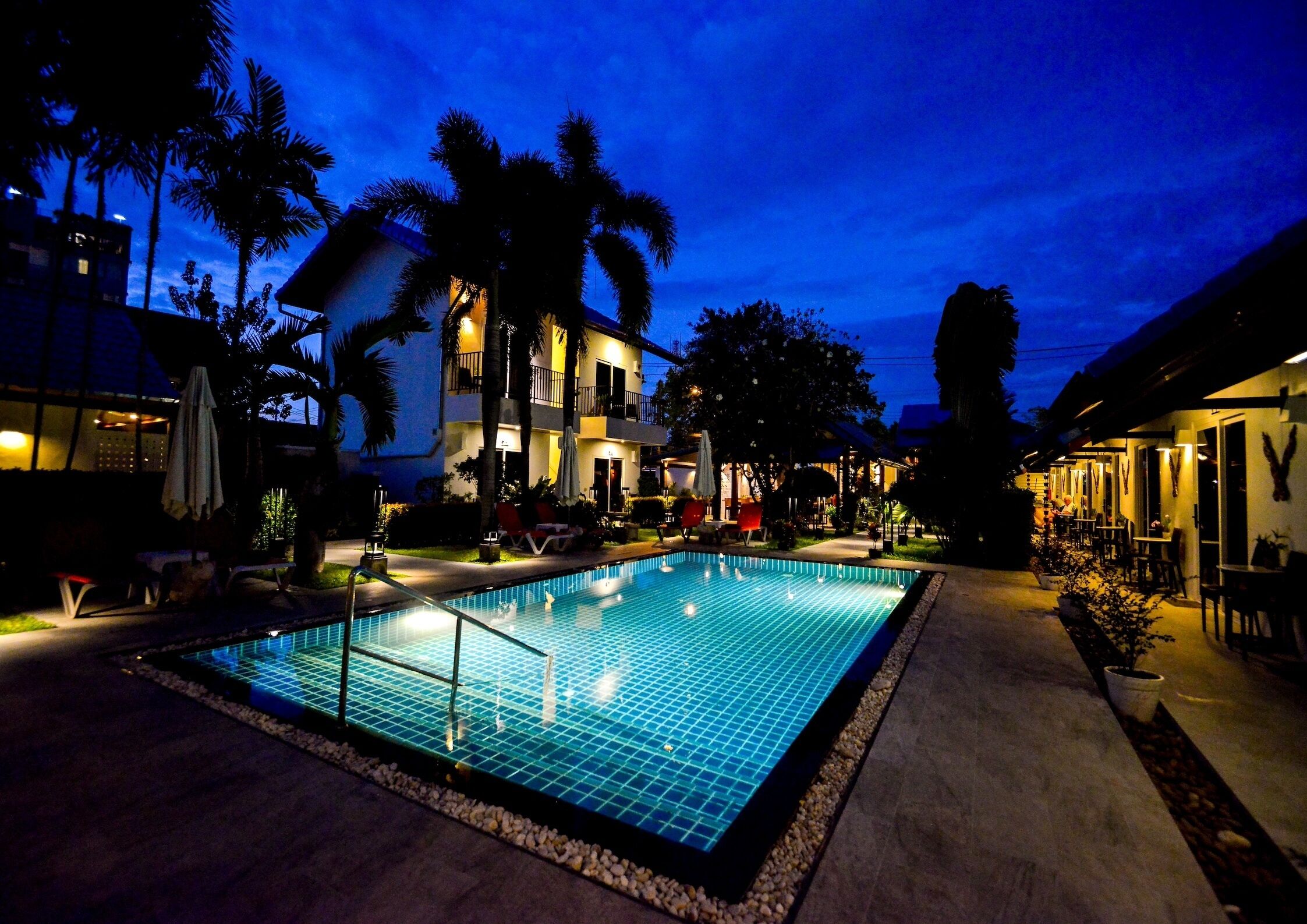 住宿正面 (夜晚)