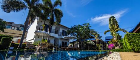 Ulkouima-allas, aurinkovarjoja, aurinkotuoleja