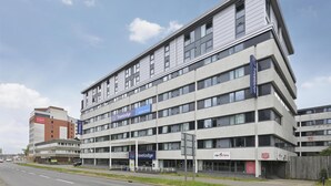 A multi-story Travelodge hotel with a modern design, featuring a central entrance and multiple windows. - Travelodge Swindon Central (Swindon)