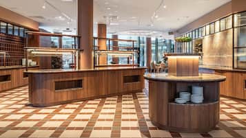 Sarapan bufet setiap hari (EUR 21 seorang)