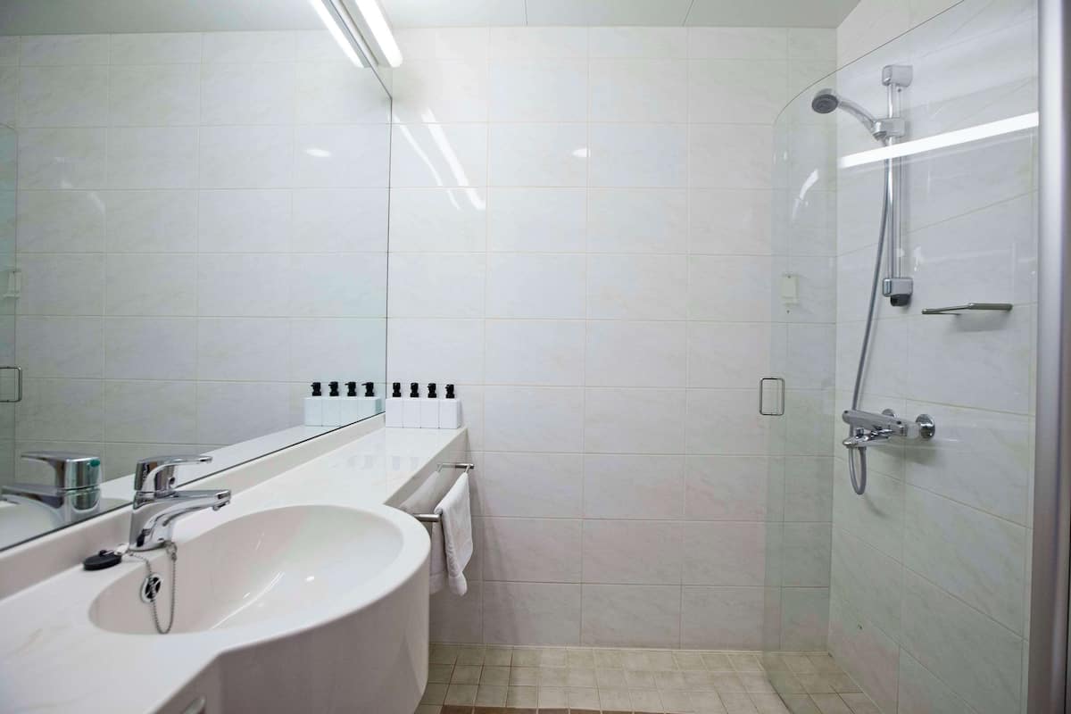Habitación superior, 1 cama Queen size, balcón | Ropa de cama hipoalergénica y minibar