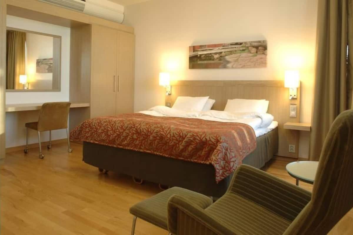 Allergikerbettwaren, Minibar, Zimmersafe, Schreibtisch