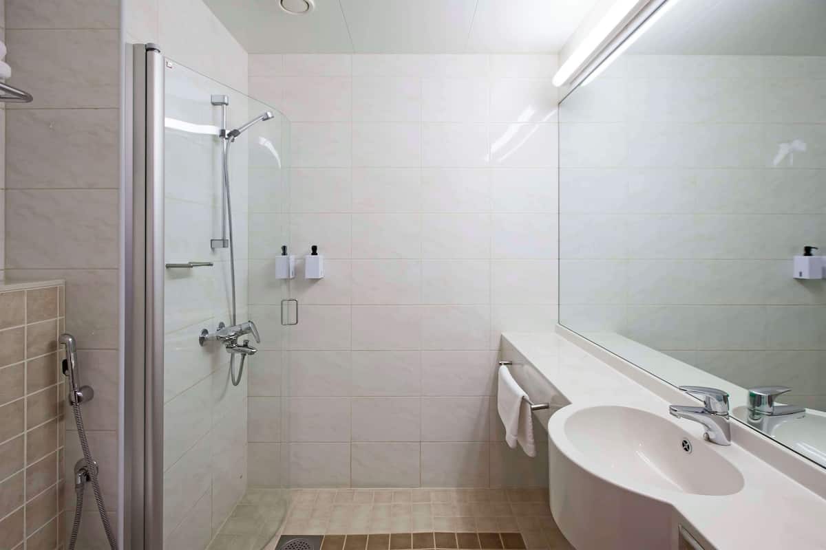 Ropa de cama hipoalergénica y minibar