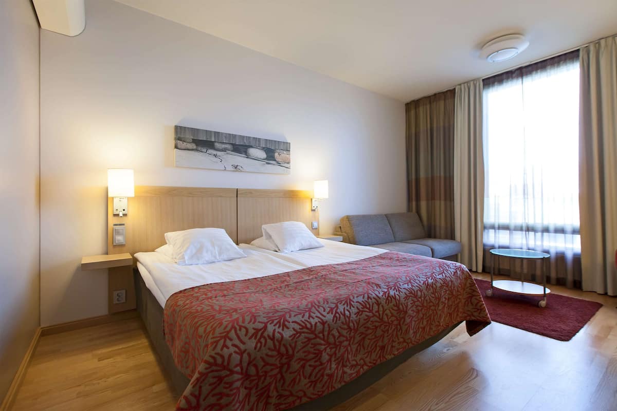 Ropa de cama hipoalergénica y minibar 