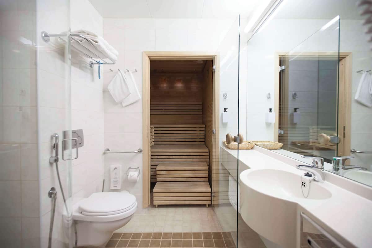 junior suite | hypo-allergenic bedding, minibar, in-room safe, desk