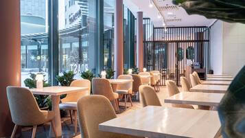 Colazione a buffet, servita tutte le mattine (21 EUR a persona)