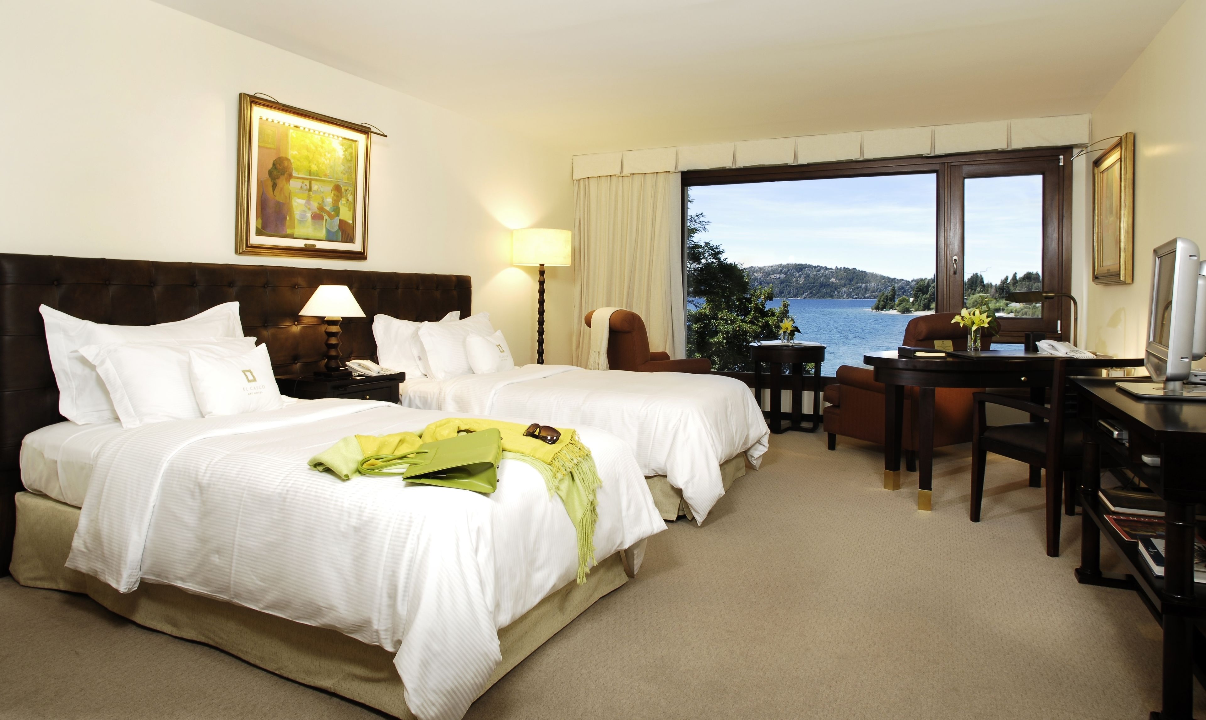 Ropa de cama de alta calidad, cubrecamas y minibar 