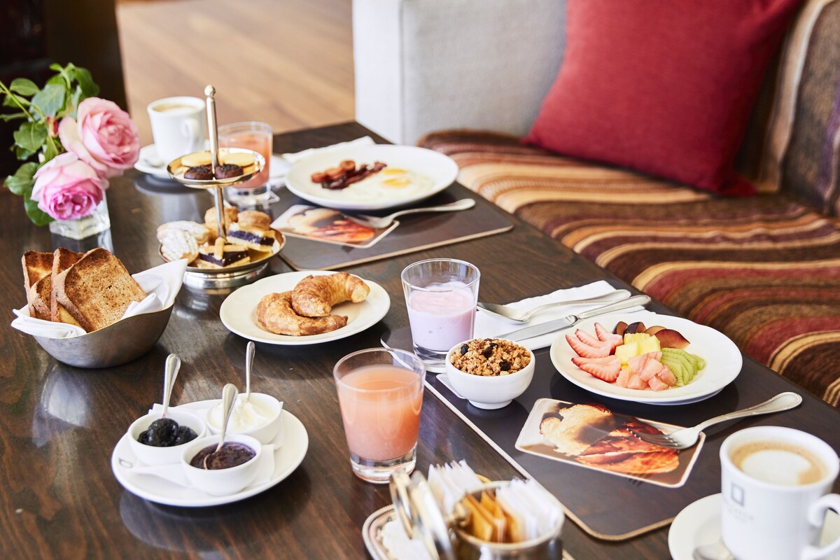 Desayuno completo gratuito y diario