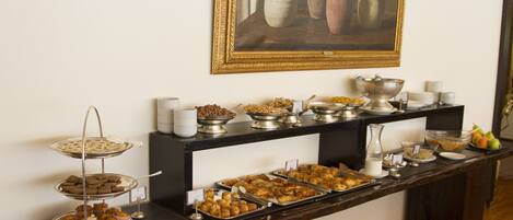 Un buffet garni de divers plats et un tableau accroché au mur.