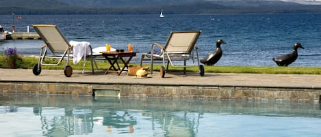 Una piscina techada, una piscina al aire libre