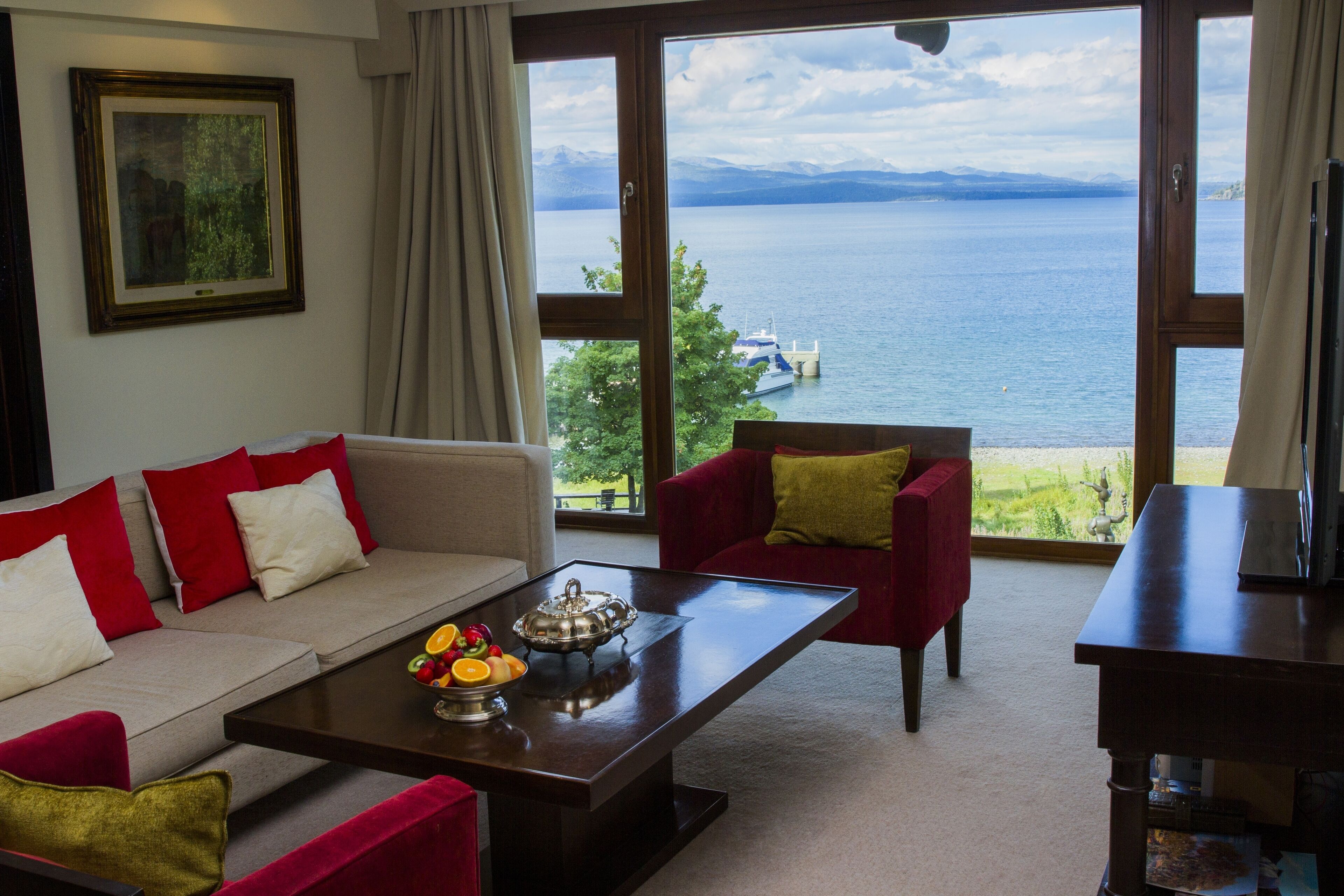 Ropa de cama de alta calidad, cubrecamas y minibar 