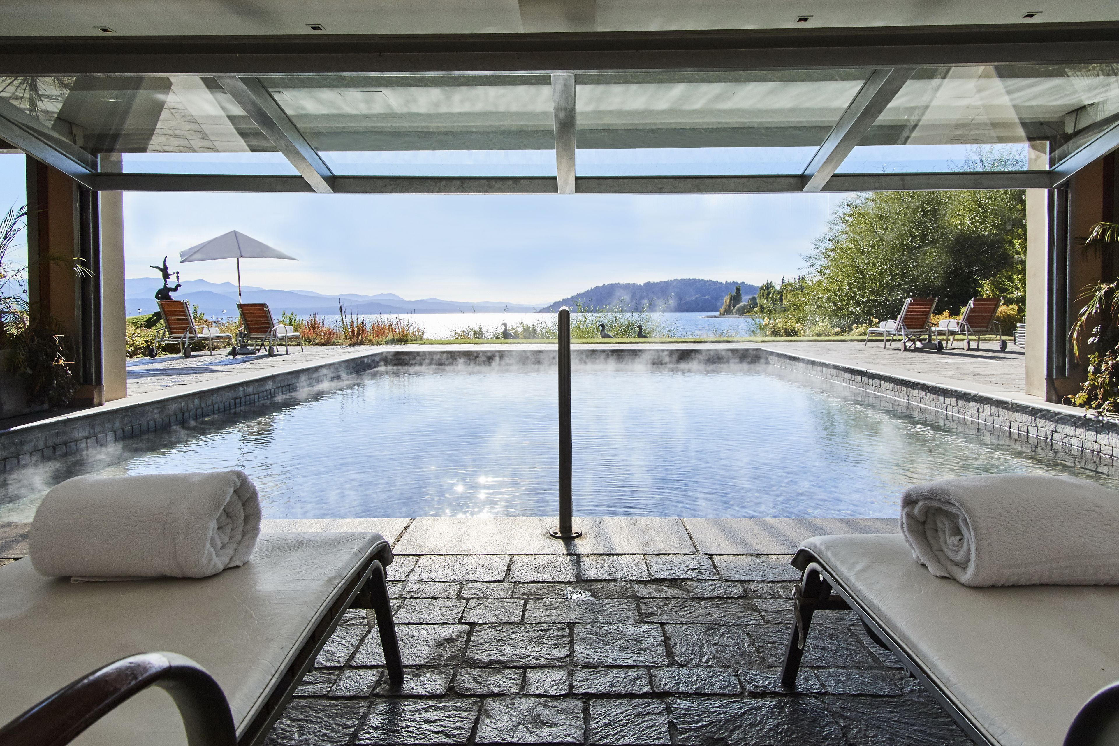 Una piscina techada, una piscina al aire libre