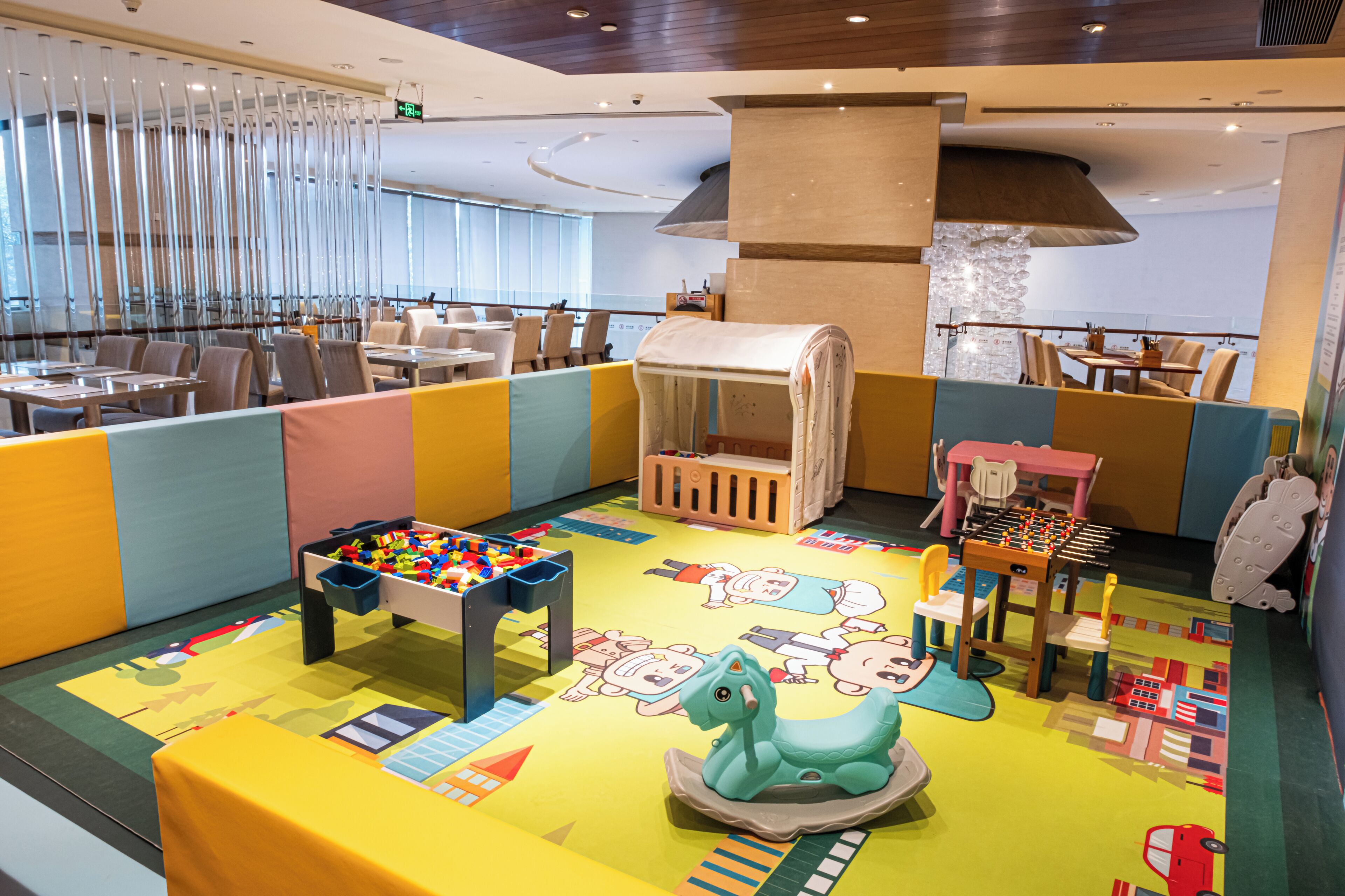 2 restaurants, breakfast, lunch, dinner served; chinese cuisine