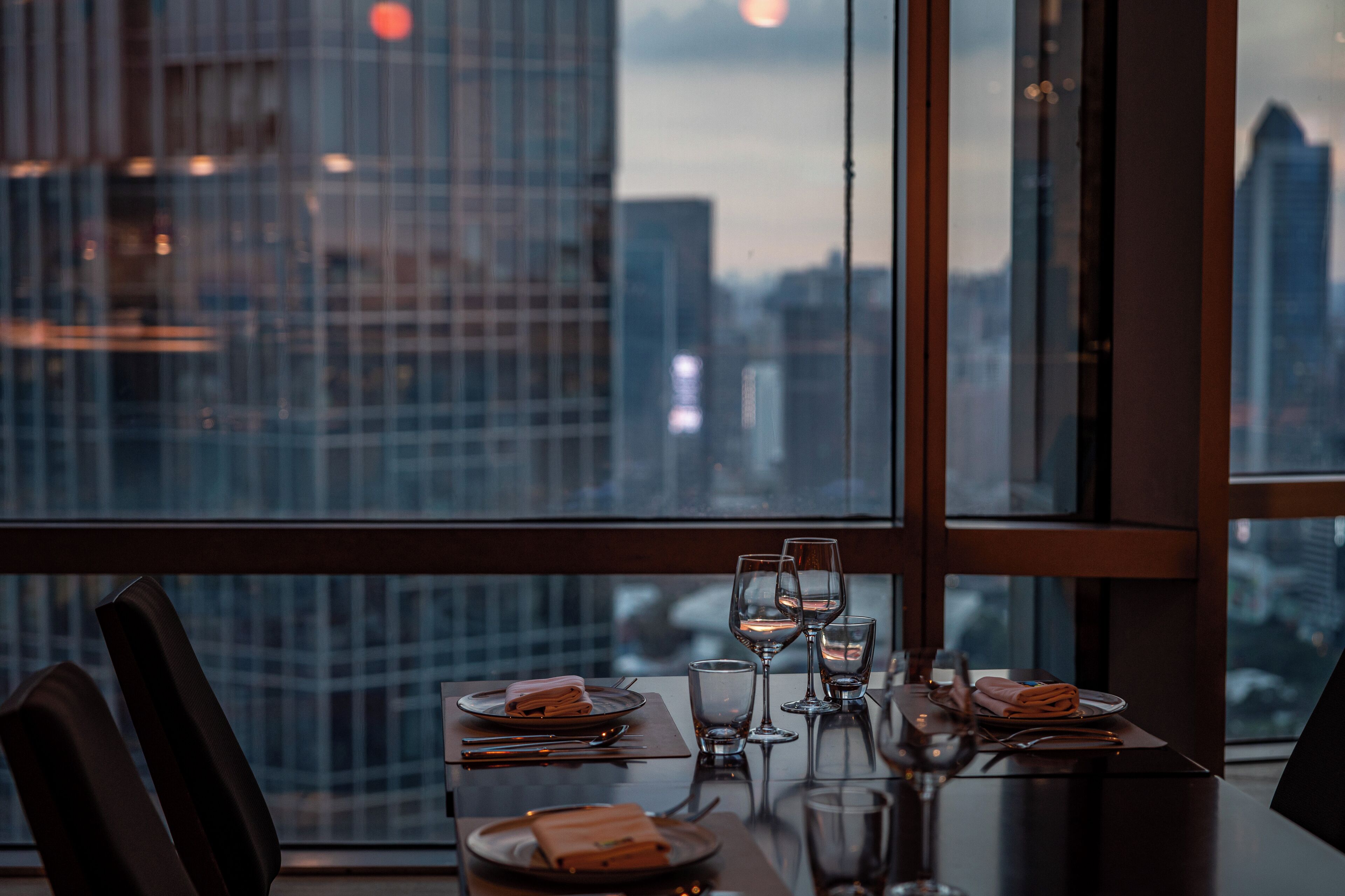 Här finns 2 restauranger som serverar frukost.