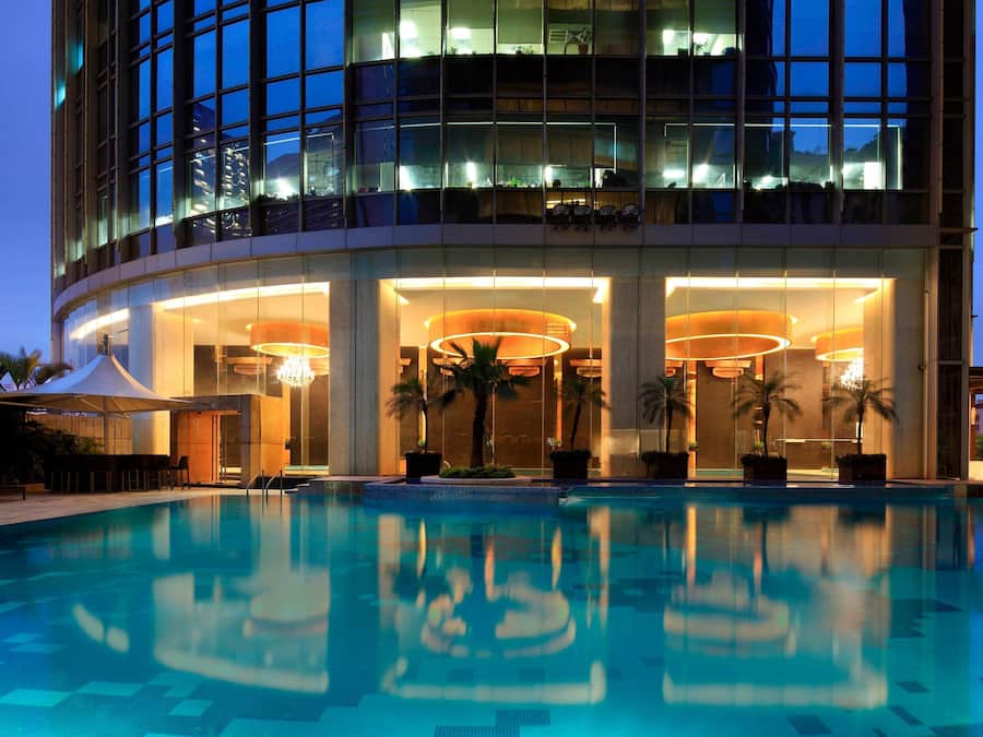 Piscine couverte, piscine extérieure, maîtres-nageurs sur place