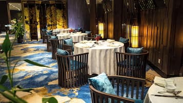 2 nhà hàng, phục vụ bữa sáng, bữa trưa, bữa tối, món Hoa