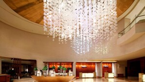 A spacious lobby with a large reception desk, a wooden reception desk, and a modern chandelier. - The Westin Guangzhou (Guangzhou)