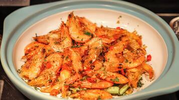 Un plato de camarones cocidos adornados con hierbas.