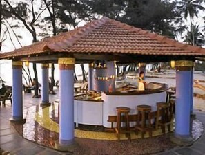 2 bars/lounges, poolside bar, beach bar