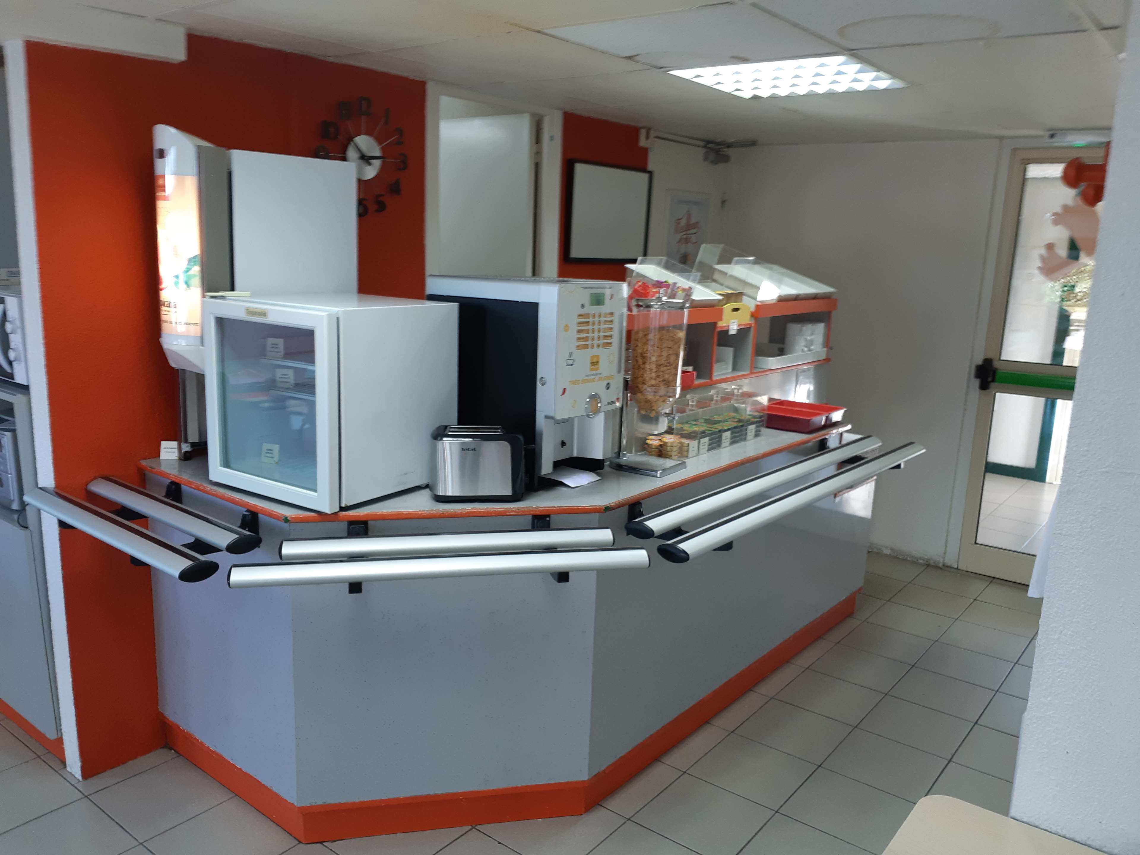 朝食 (ビュッフェ)、毎日提供 (1 名様 6.20 EUR)