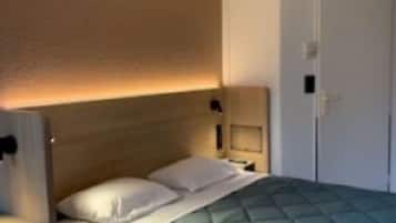 Escritorio, cortinas blackout, wifi gratis y ropa de cama