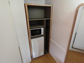 A compact kitchenette with a microwave and a mini-fridge. - Premiere Classe Compiègne - Jaux (Jaux)