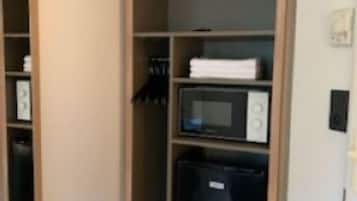 Escritorio, cortinas opacas, wifi gratis y ropa de cama
