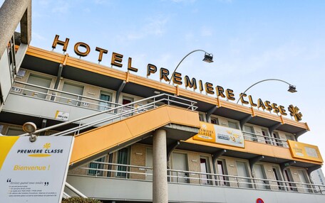 A hotel named "HOTEL PREMIERE CLASSE" with a sign indicating "Bienvenue!" and a welcome message.