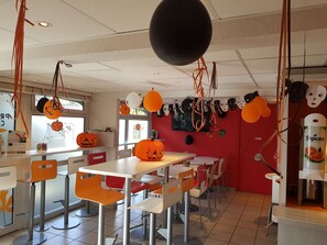 Daily buffet breakfast (EUR 6.90 per person) - Premiere Classe Herblay (Herblay)